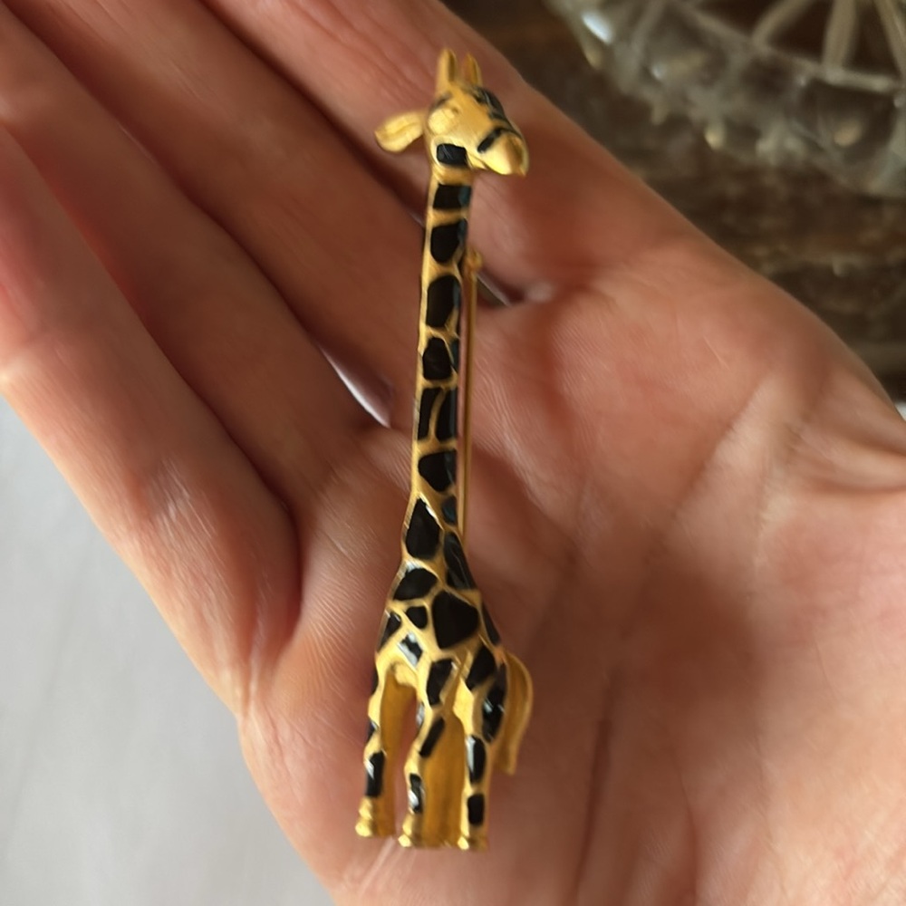 Carolee vintage giraffe broach